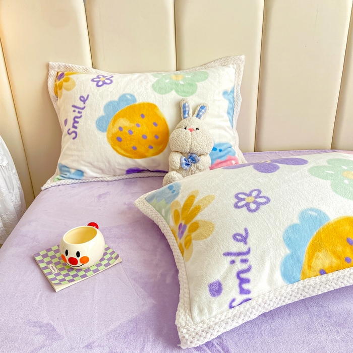 91家纺网 家纺一手货源 找家纺 阿亮家纺 2025新款高克重大包边菠萝格牛奶绒活性印染四件套 清新草莓