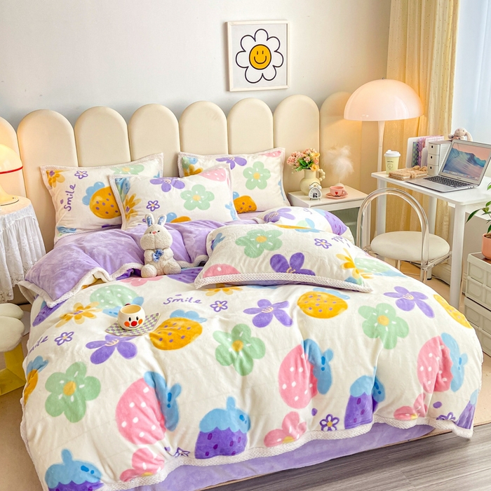 91家纺网 家纺一手货源 找家纺 阿亮家纺 2025新款高克重大包边菠萝格牛奶绒活性印染四件套 清新草莓