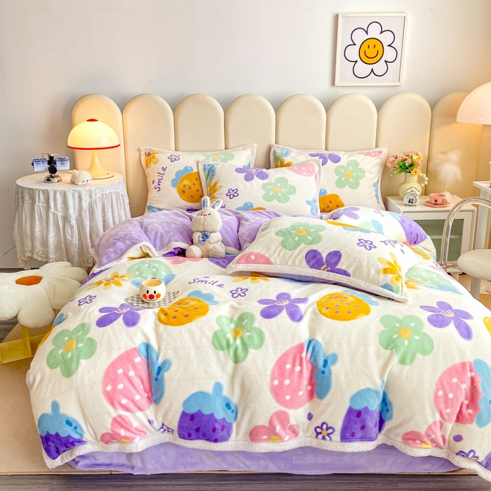 91家纺网 家纺一手货源 找家纺 阿亮家纺 2025新款高克重大包边菠萝格牛奶绒活性印染四件套 清新草莓