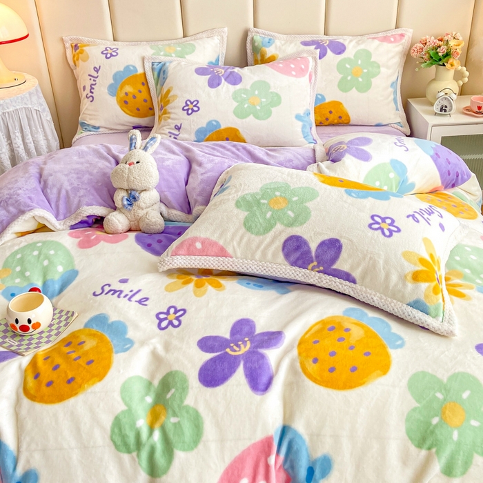 91家纺网 家纺一手货源 找家纺 阿亮家纺 2025新款高克重大包边菠萝格牛奶绒活性印染四件套 清新草莓