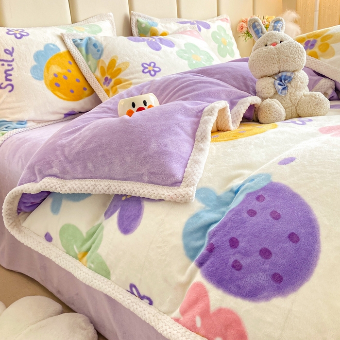 91家纺网 家纺一手货源 找家纺 阿亮家纺 2025新款高克重大包边菠萝格牛奶绒活性印染四件套 清新草莓