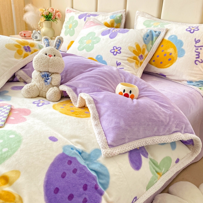 91家纺网 家纺一手货源 找家纺 阿亮家纺 2025新款高克重大包边菠萝格牛奶绒活性印染四件套 清新草莓