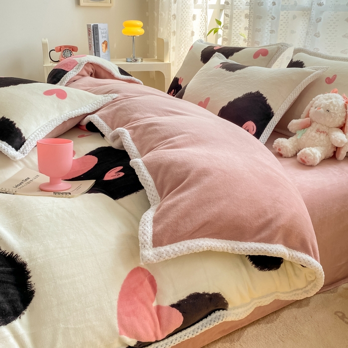 91家纺网 家纺一手货源 找家纺 阿亮家纺 2025新款高克重大包边菠萝格牛奶绒活性印染四件套 少女的诗