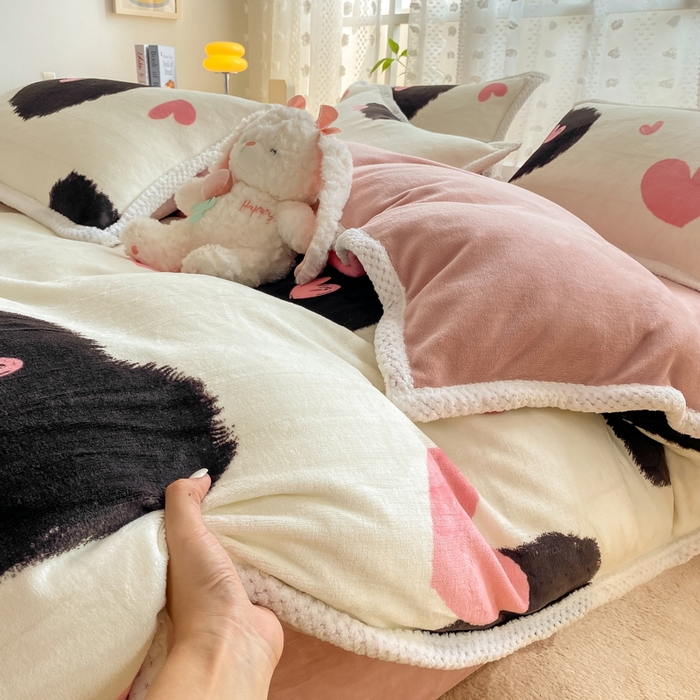 91家纺网 家纺一手货源 找家纺 阿亮家纺 2025新款高克重大包边菠萝格牛奶绒活性印染四件套 少女的诗