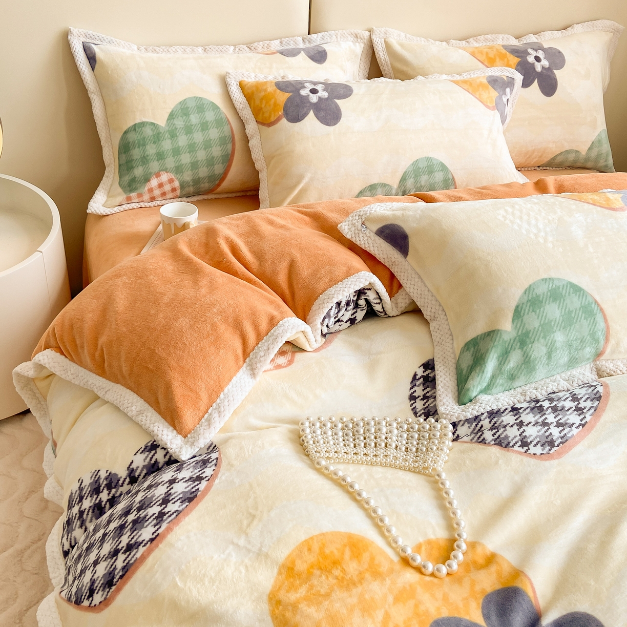 91家纺网 家纺一手货源 找家纺 阿亮家纺 2025新款高克重大包边菠萝格牛奶绒活性印染四件套 夏日礼盒