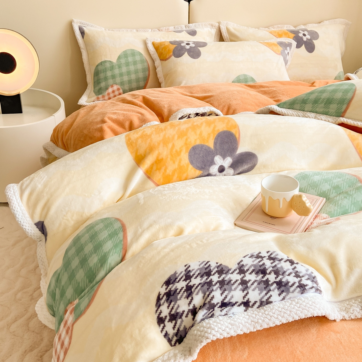 91家纺网 家纺一手货源 找家纺 阿亮家纺 2025新款高克重大包边菠萝格牛奶绒活性印染四件套 夏日礼盒