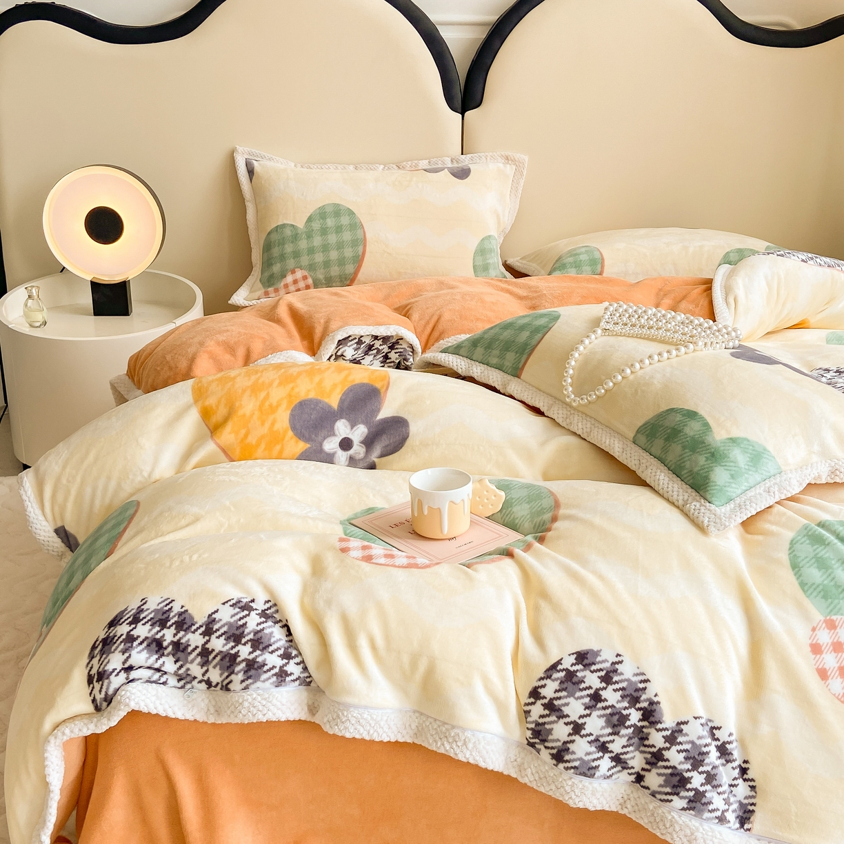 91家纺网 家纺一手货源 找家纺 阿亮家纺 2025新款高克重大包边菠萝格牛奶绒活性印染四件套 夏日礼盒