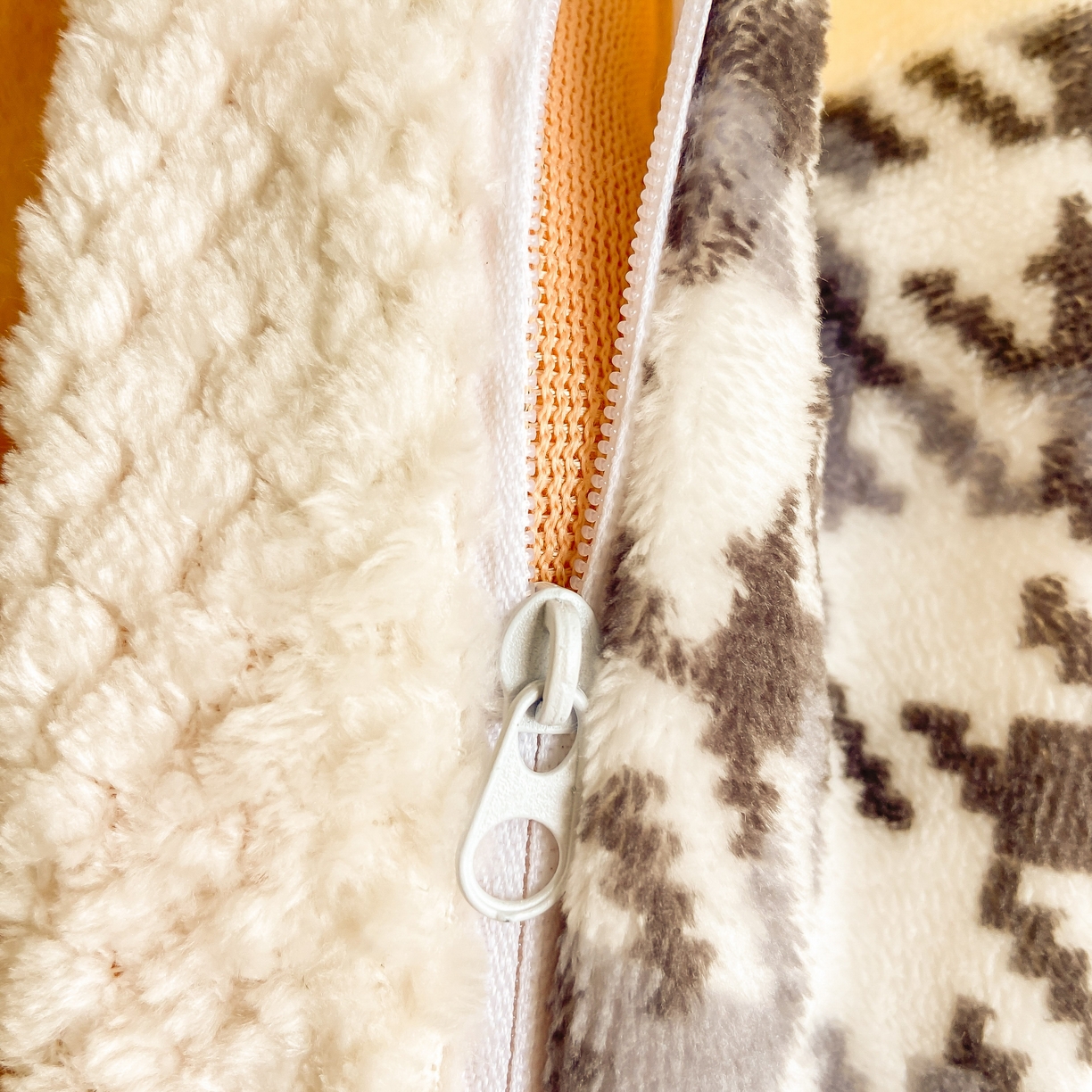 91家纺网 家纺一手货源 找家纺 阿亮家纺 2025新款高克重大包边菠萝格牛奶绒活性印染四件套 夏日礼盒