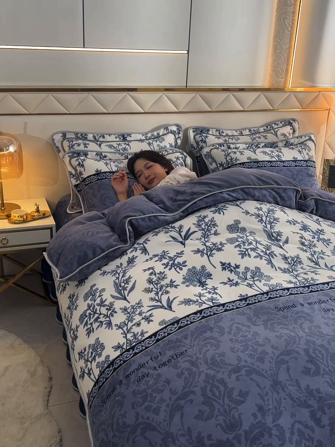 91家纺网 家纺一手货源 找家纺 启扬 2025直播爆款新款8.5斤加厚高克重牛奶绒四件套床裙款法莱绒宝宝绒金貂绒 相思叶语-灰