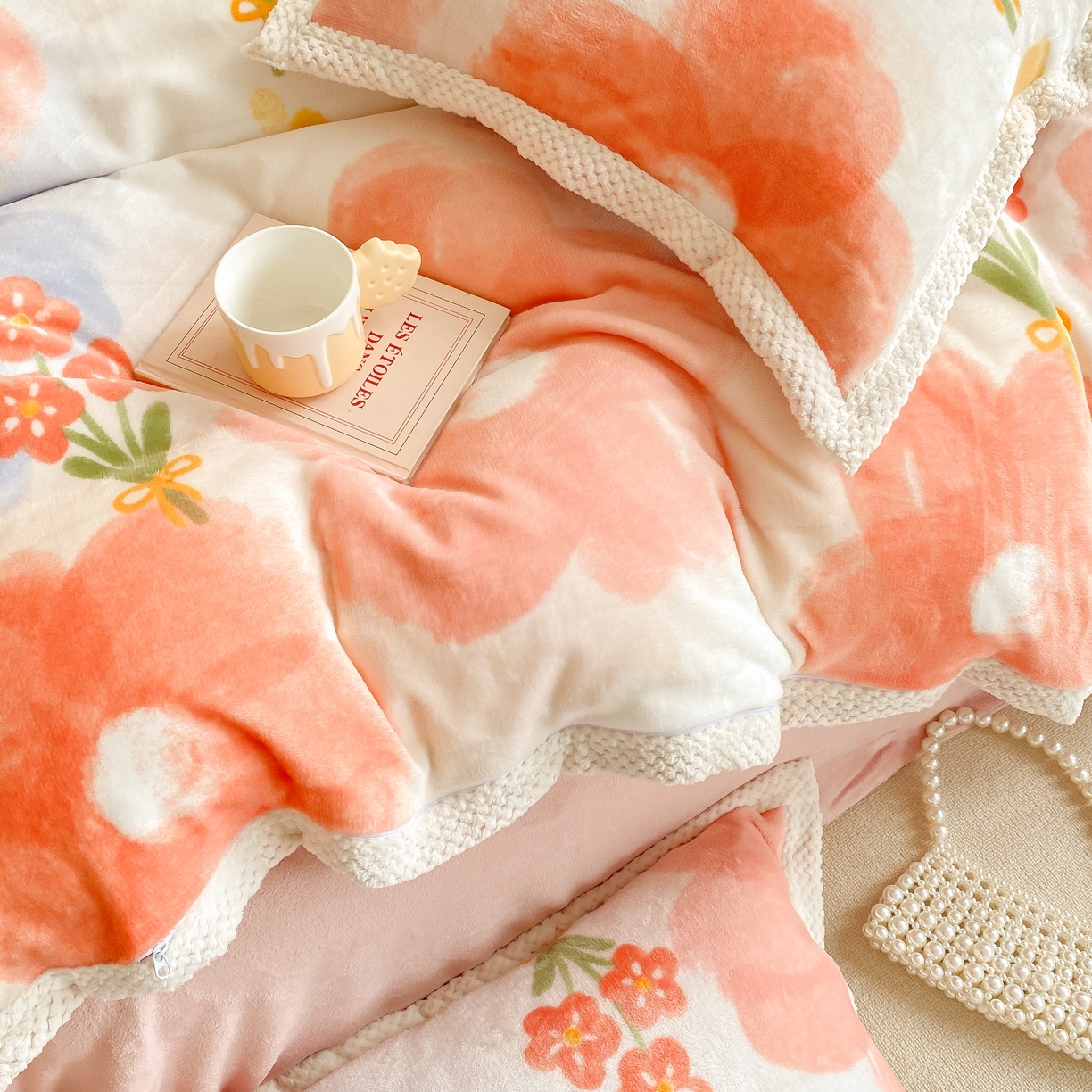 91家纺网 家纺一手货源 找家纺 阿亮家纺 2025新款高克重大包边菠萝格牛奶绒活性印染四件套 香榭花韵