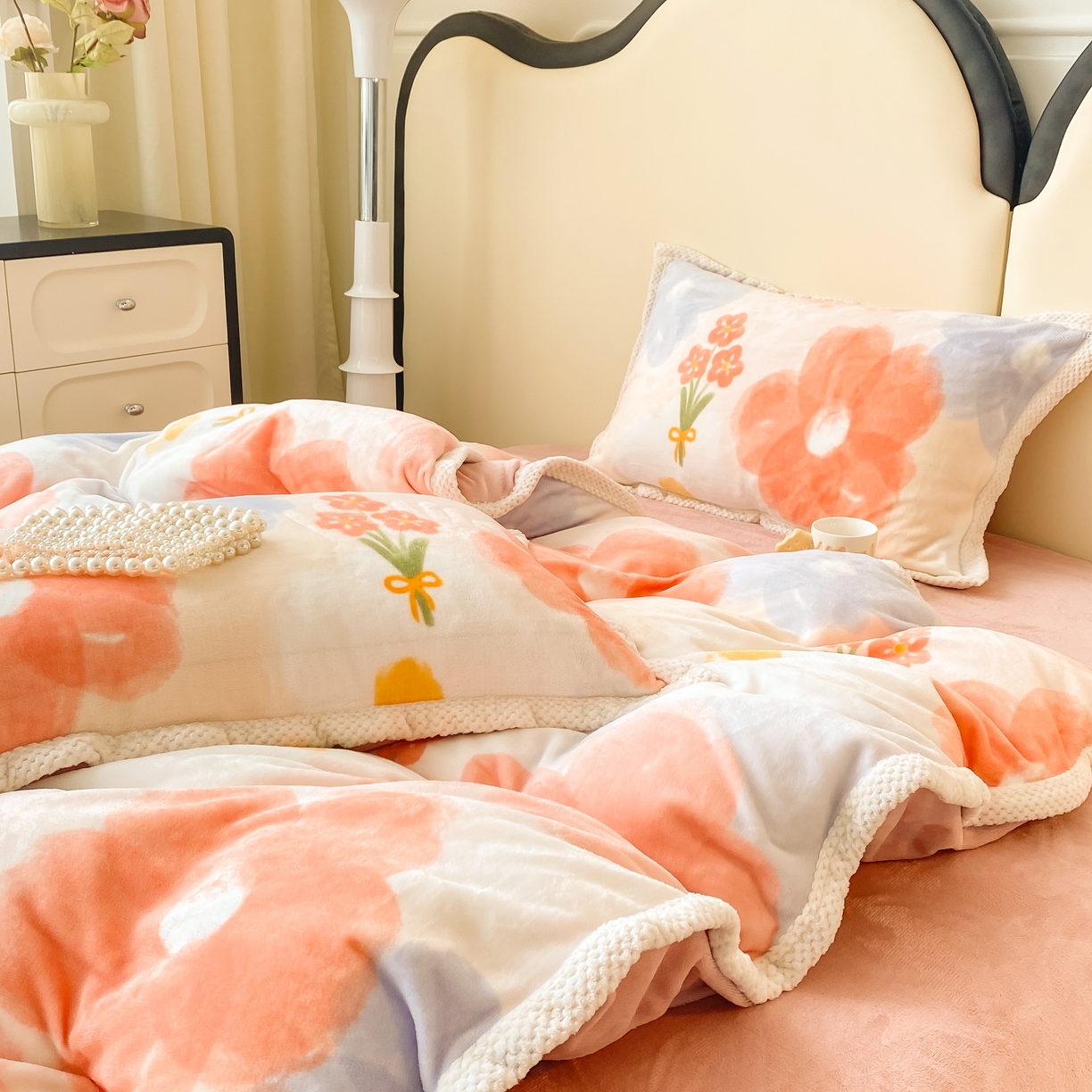 91家纺网 家纺一手货源 找家纺 阿亮家纺 2025新款高克重大包边菠萝格牛奶绒活性印染四件套 香榭花韵