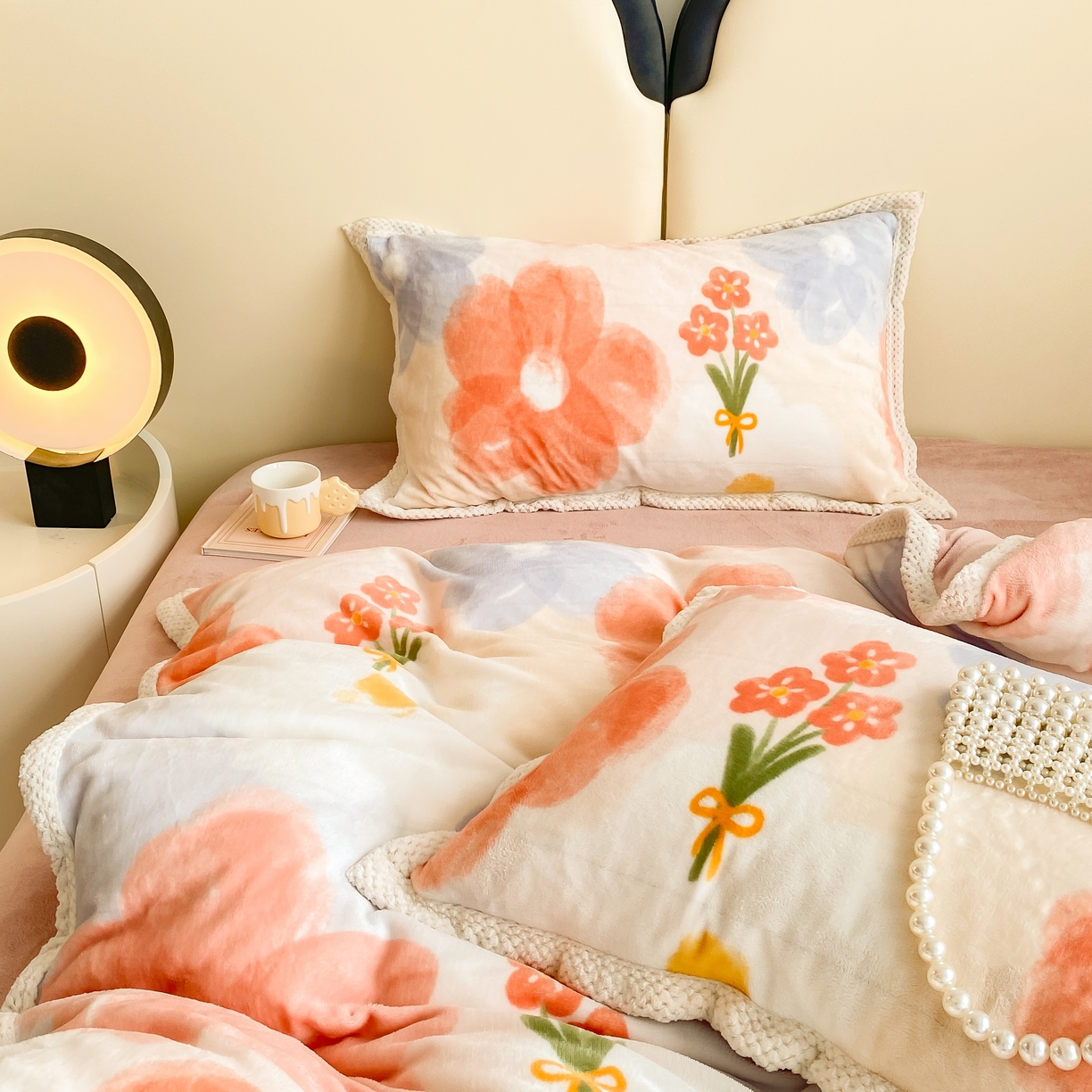 91家纺网 家纺一手货源 找家纺 阿亮家纺 2025新款高克重大包边菠萝格牛奶绒活性印染四件套 香榭花韵