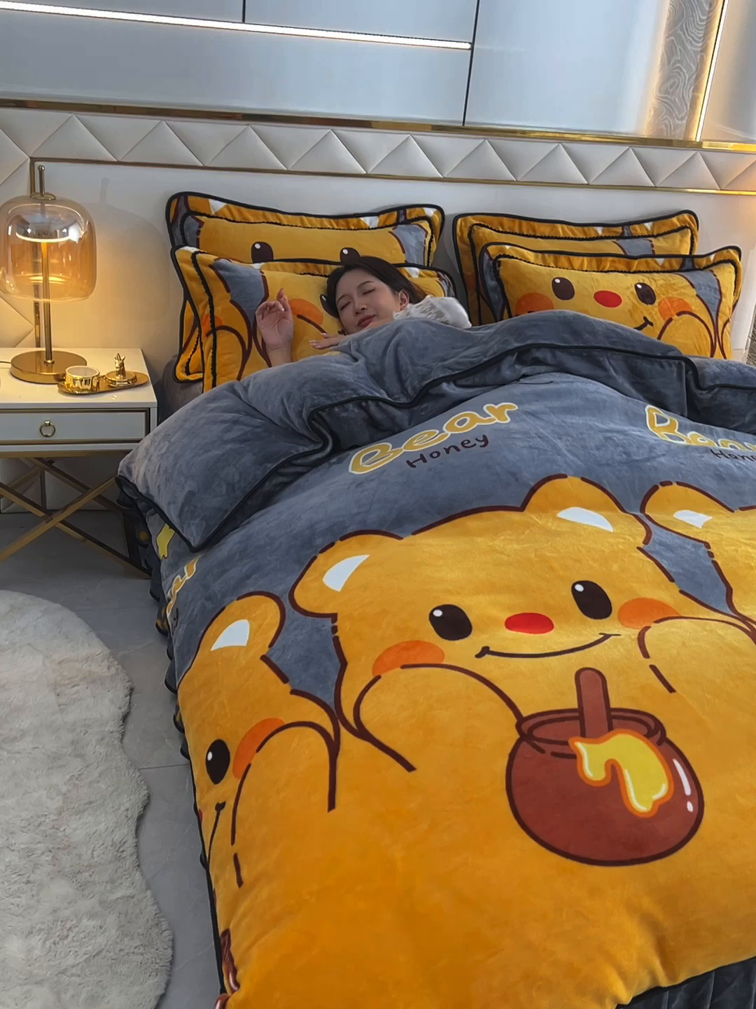 91家纺网 家纺一手货源 找家纺 启扬 2025直播爆款新款8.5斤加厚高克重牛奶绒四件套床裙款法莱绒宝宝绒金貂绒 调皮熊