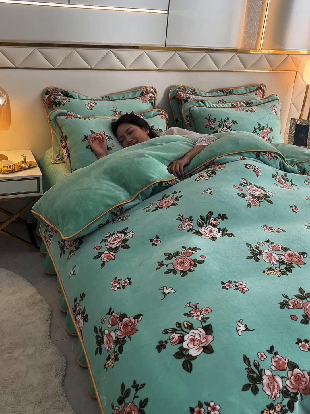 91家纺网 家纺一手货源 找家纺 启扬 2025直播爆款新款8.5斤加厚高克重牛奶绒四件套床裙款法莱绒宝宝绒金貂绒 花漫里