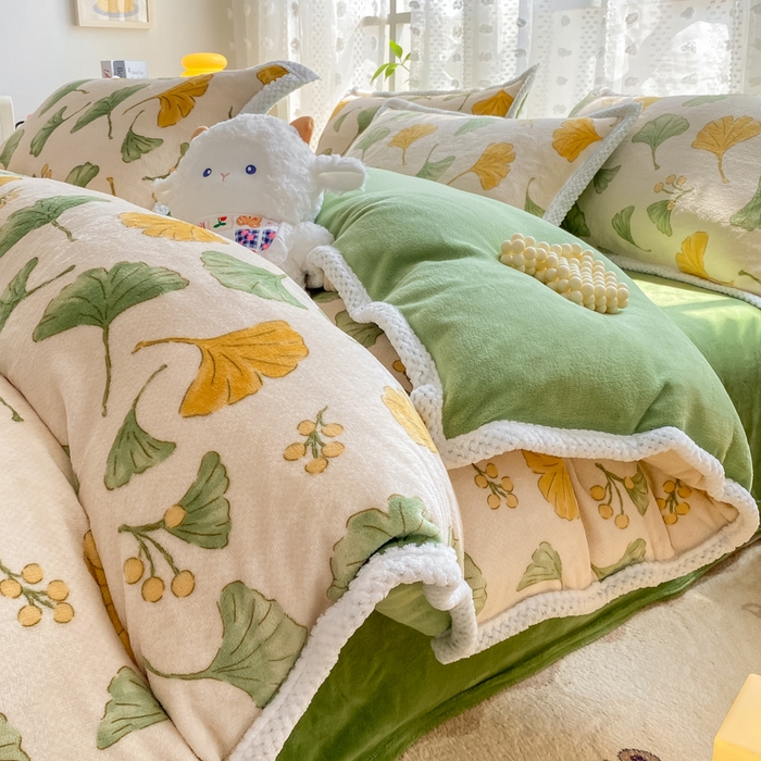 91家纺网 家纺一手货源 找家纺 阿亮家纺 2025新款高克重大包边菠萝格牛奶绒活性印染四件套 银杏叶