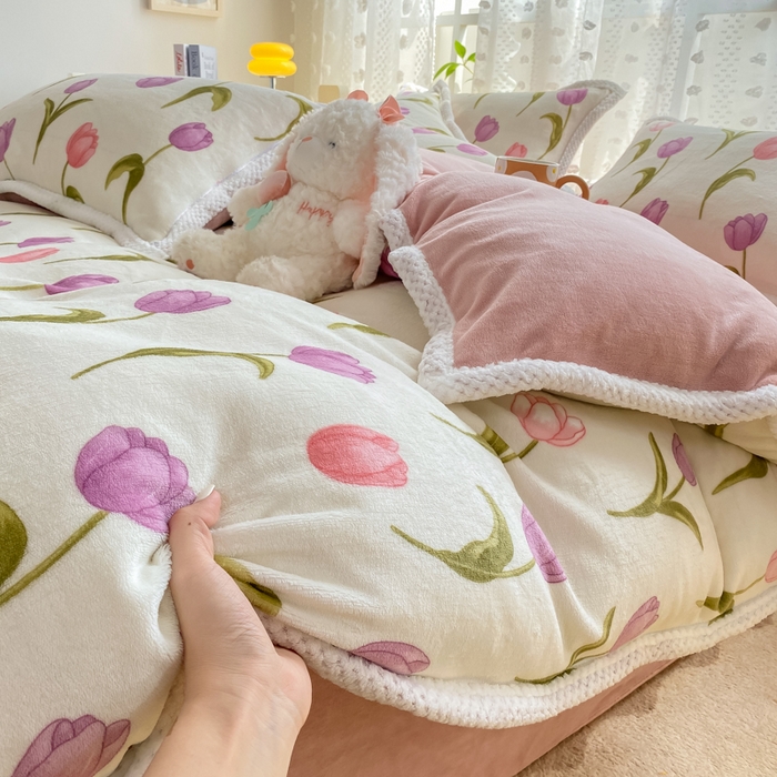 91家纺网 家纺一手货源 找家纺 阿亮家纺 2025新款高克重大包边菠萝格牛奶绒活性印染四件套 郁金香