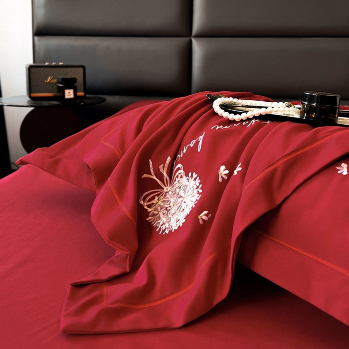 91家纺网 家纺一手货源 找家纺 韩后家纺 2025新款亲肤舒适纯色刺绣四件套-水墨青花系列 水墨青花-魂动红