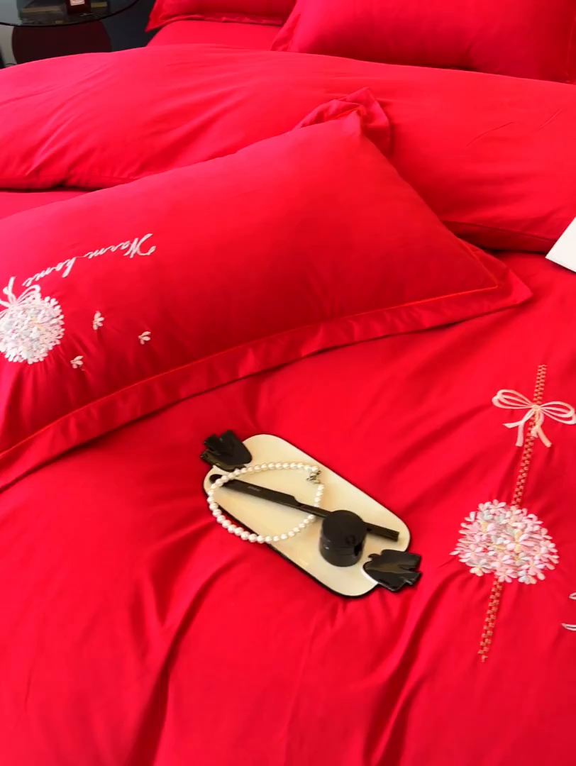 91家纺网 家纺一手货源 找家纺 韩后家纺 2025新款亲肤舒适纯色刺绣四件套-水墨青花系列 水墨青花-魂动红