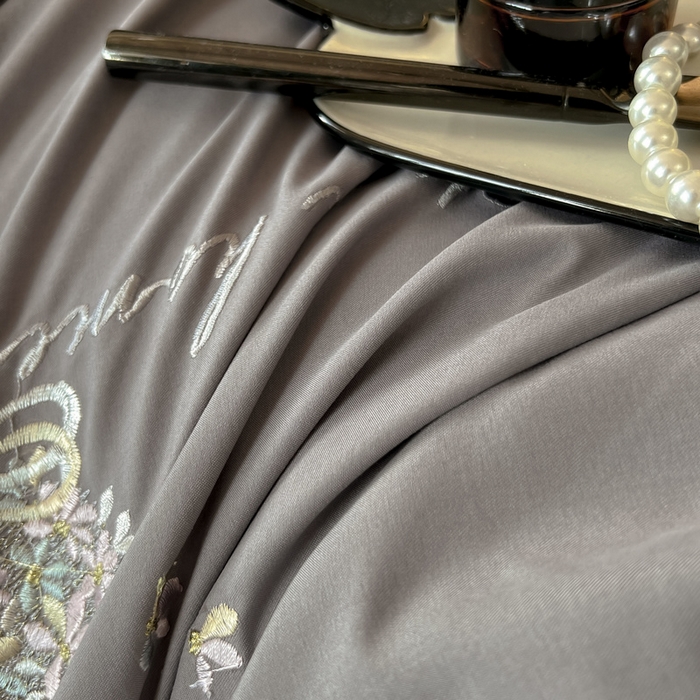 91家纺网 家纺一手货源 找家纺 韩后家纺 2025新款亲肤舒适纯色刺绣四件套-水墨青花系列 水墨青花-火山灰