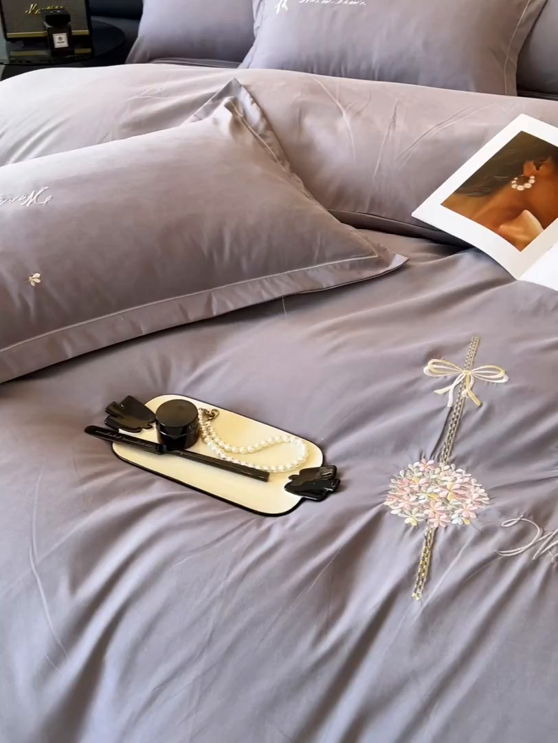 91家纺网 家纺一手货源 找家纺 韩后家纺 2025新款亲肤舒适纯色刺绣四件套-水墨青花系列 水墨青花-火山灰