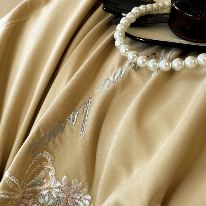 91家纺网 家纺一手货源 找家纺 韩后家纺 2025新款亲肤舒适纯色刺绣四件套-水墨青花系列 水墨青花-姜黄色