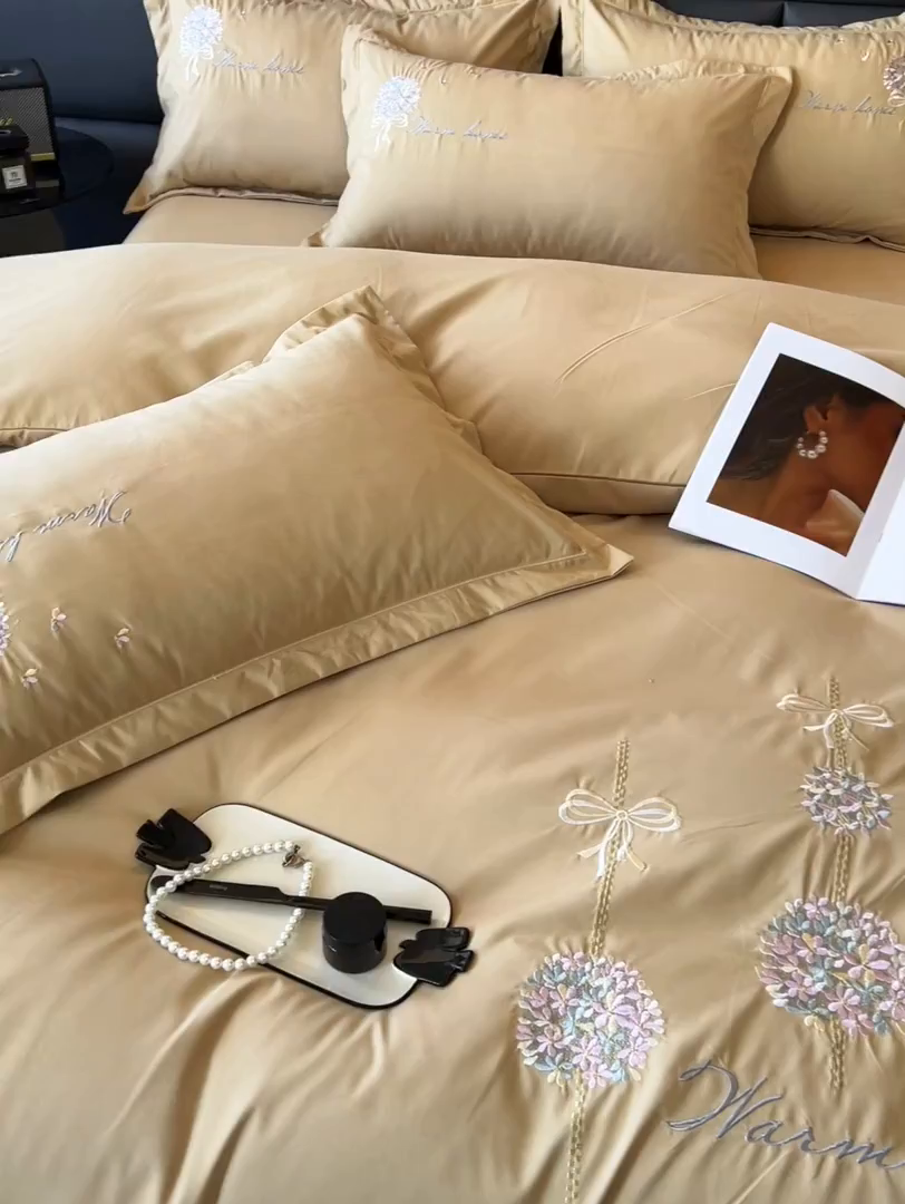 91家纺网 家纺一手货源 找家纺 韩后家纺 2025新款亲肤舒适纯色刺绣四件套-水墨青花系列 水墨青花-姜黄色