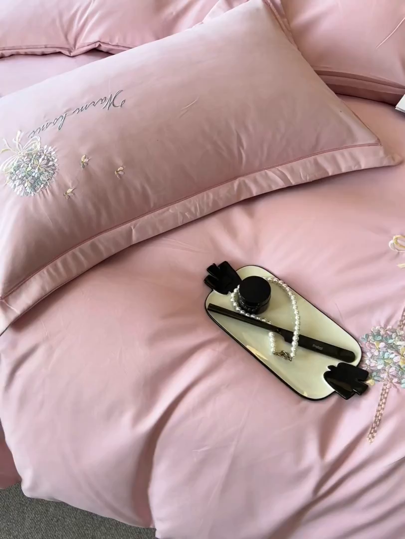 91家纺网 家纺一手货源 找家纺 韩后家纺 2025新款亲肤舒适纯色刺绣四件套-水墨青花系列 水墨青花-浅粉