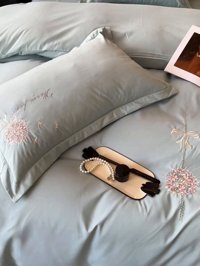 91家纺网 家纺一手货源 找家纺 韩后家纺 2025新款亲肤舒适纯色刺绣四件套-水墨青花系列 水墨青花-浅石蓝