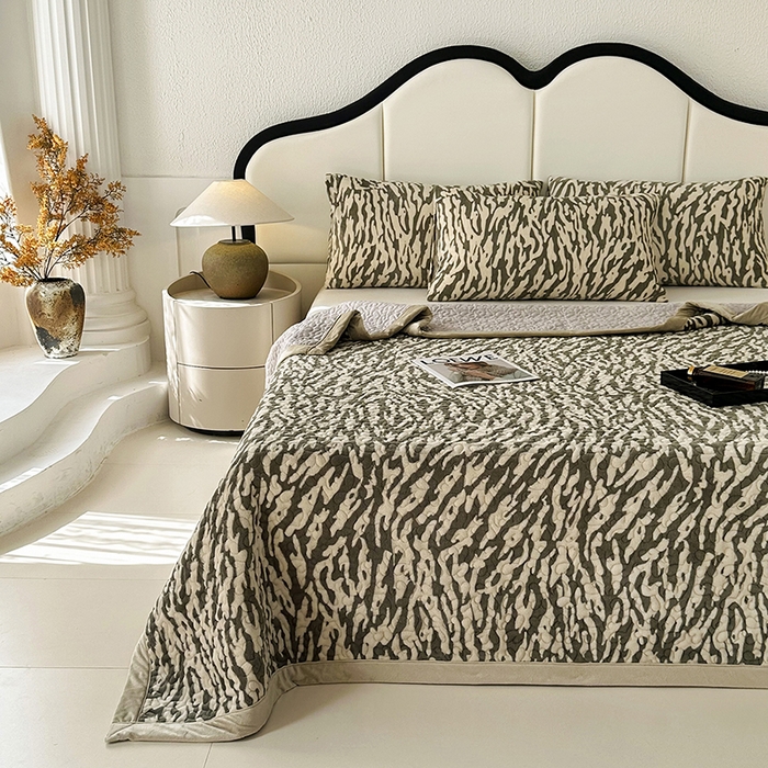 91家纺网 家纺一手货源 找家纺 大渔生活 2025新款高克重牛奶绒夹棉床盖单床盖床盖单件 豹纹诱惑