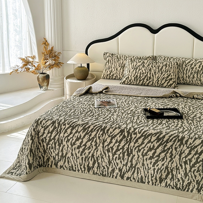 91家纺网 家纺一手货源 找家纺 大渔生活 2025新款高克重牛奶绒夹棉床盖单床盖床盖单件 豹纹诱惑