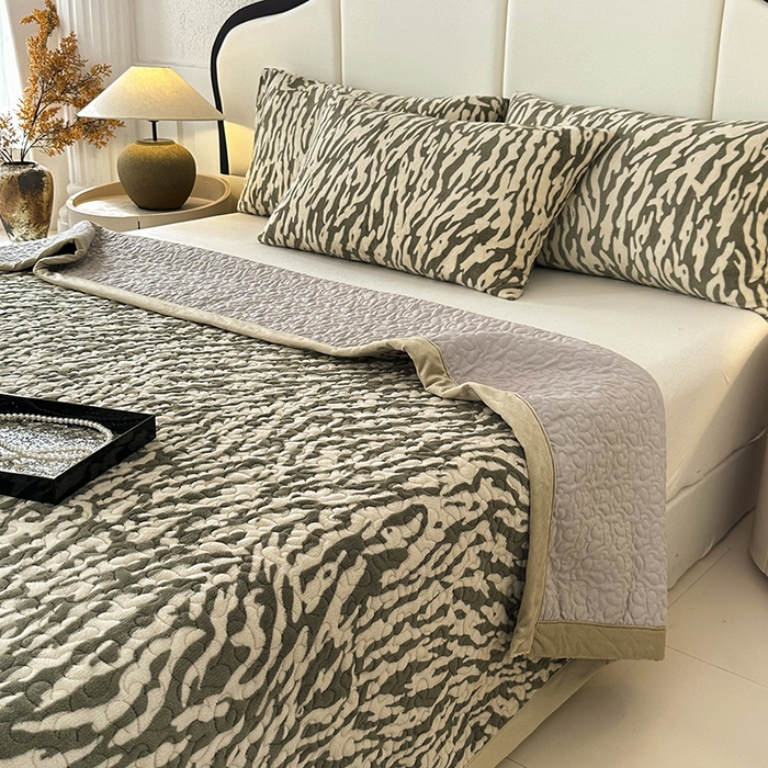 91家纺网 家纺一手货源 找家纺 大渔生活 2025新款高克重牛奶绒夹棉床盖单床盖床盖单件 豹纹诱惑