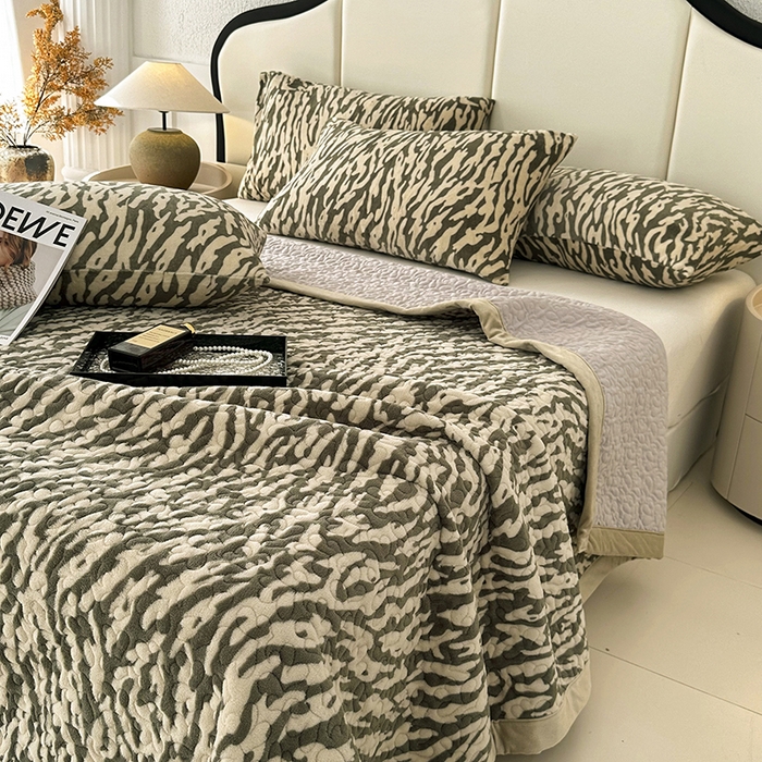 91家纺网 家纺一手货源 找家纺 大渔生活 2025新款高克重牛奶绒夹棉床盖单床盖床盖单件 豹纹诱惑