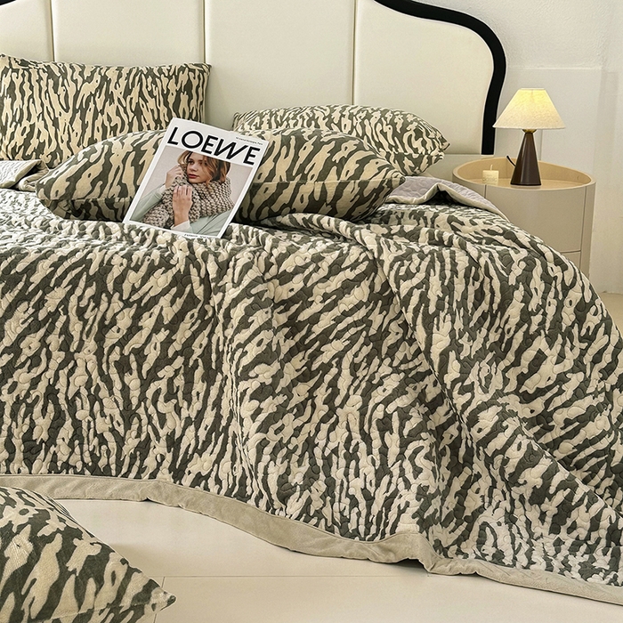 91家纺网 家纺一手货源 找家纺 大渔生活 2025新款高克重牛奶绒夹棉床盖单床盖床盖单件 豹纹诱惑