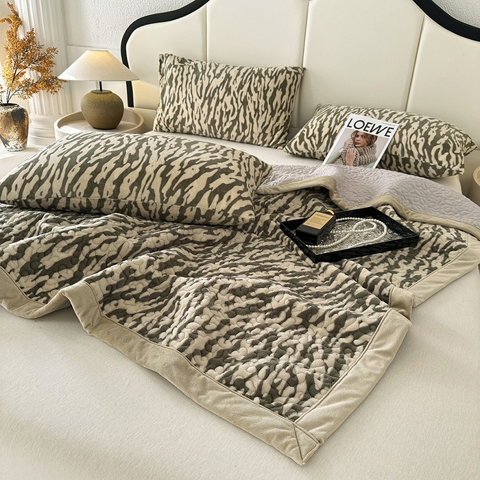 91家纺网 家纺一手货源 找家纺 大渔生活 2025新款高克重牛奶绒夹棉床盖单床盖床盖单件 豹纹诱惑