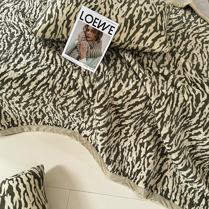 91家纺网 家纺一手货源 找家纺 大渔生活 2025新款高克重牛奶绒夹棉床盖单床盖床盖单件 豹纹诱惑