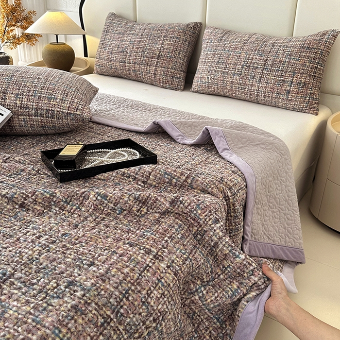 91家纺网 家纺一手货源 找家纺 大渔生活 2025新款高克重牛奶绒夹棉床盖单床盖床盖单件 小相思