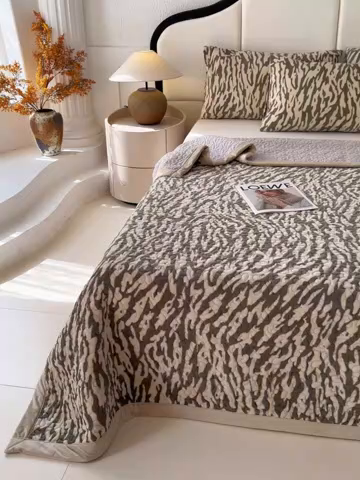 91家纺网 家纺一手货源 找家纺 大渔生活 2025新款高克重牛奶绒夹棉床盖单床盖床盖单件 豹纹诱惑