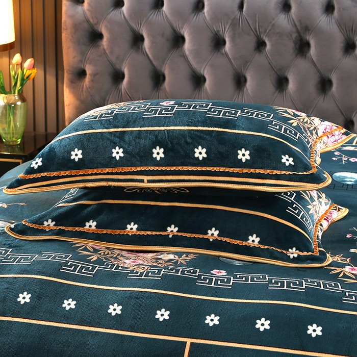 91家纺网 家纺一手货源 找家纺 绒品壹家  2025新款电商直播爆款高克重5斤牛奶绒金貂绒印花床裙款三件套四件套 花好月圆