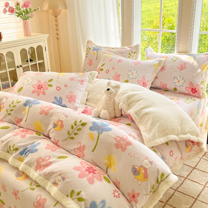 91家纺网 家纺一手货源 找家纺 娜朵家纺 2025新款加厚包边羊羔绒印花四件套 花花世界