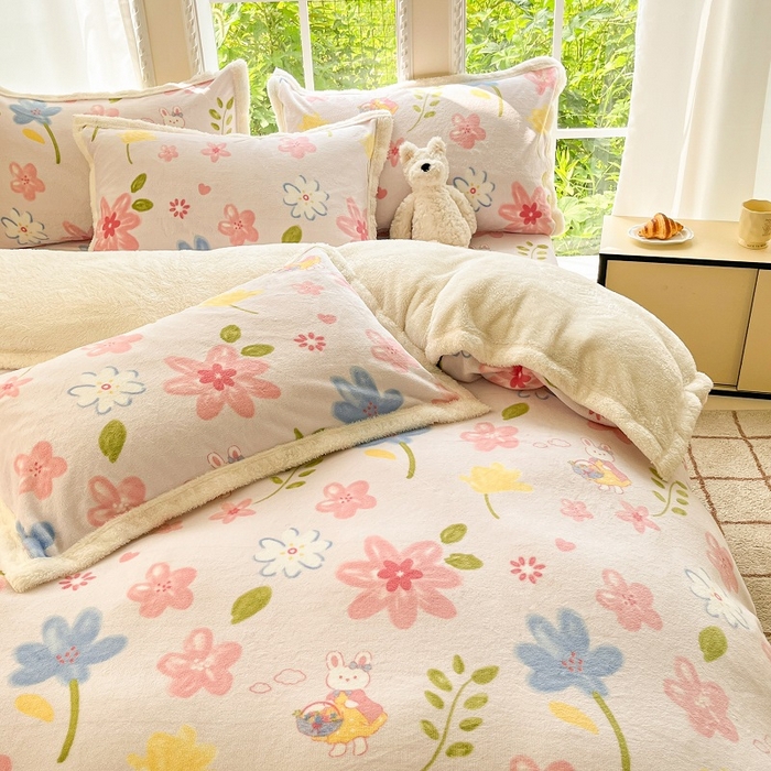 91家纺网 家纺一手货源 找家纺 娜朵家纺 2025新款加厚包边羊羔绒印花四件套 花花世界