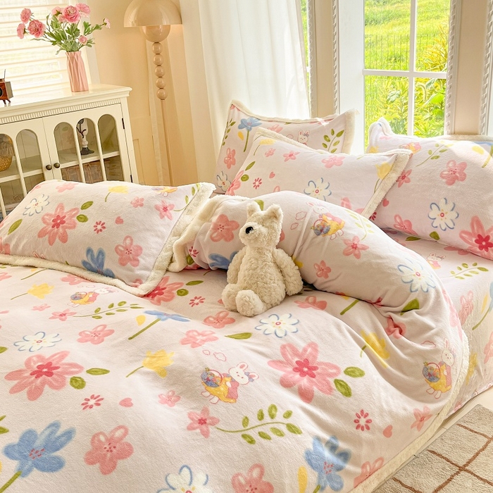 91家纺网 家纺一手货源 找家纺 娜朵家纺 2025新款加厚包边羊羔绒印花四件套 花花世界