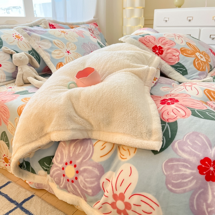 91家纺网 家纺一手货源 找家纺 娜朵家纺 2025新款加厚包边羊羔绒印花四件套 花漾