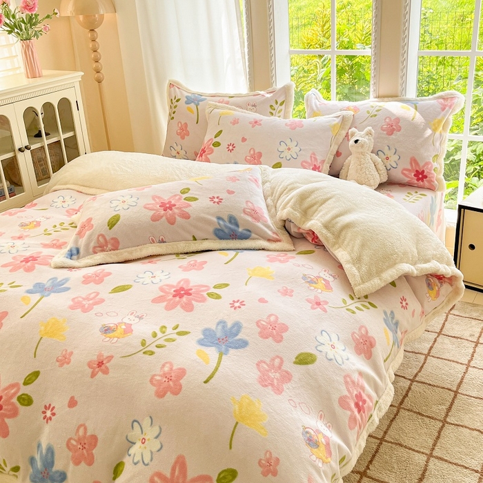 91家纺网 家纺一手货源 找家纺 娜朵家纺 2025新款加厚包边羊羔绒印花四件套 花花世界