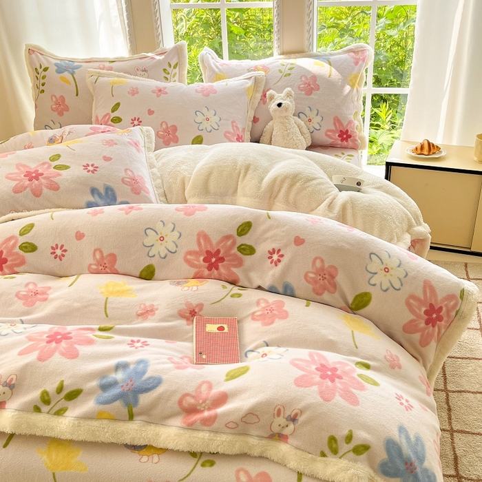 91家纺网 家纺一手货源 找家纺 娜朵家纺 2025新款加厚包边羊羔绒印花四件套 花花世界