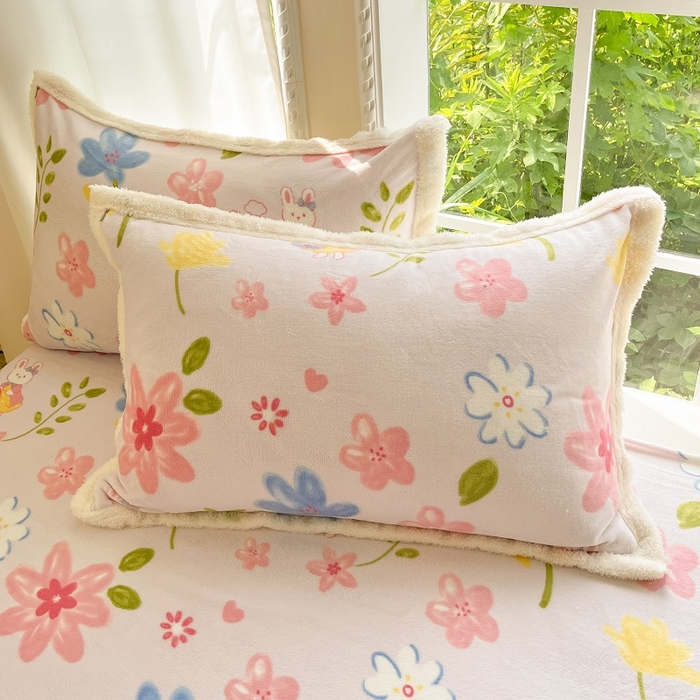 91家纺网 家纺一手货源 找家纺 娜朵家纺 2025新款加厚包边羊羔绒印花四件套 花花世界