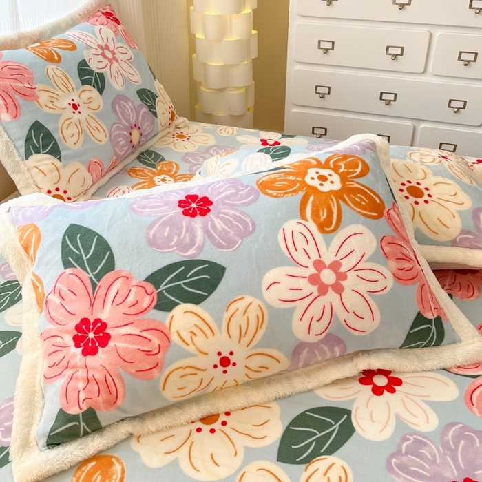 91家纺网 家纺一手货源 找家纺 娜朵家纺 2025新款加厚包边羊羔绒印花四件套 花漾