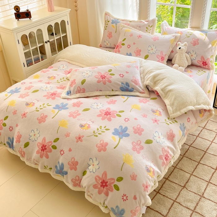 91家纺网 家纺一手货源 找家纺 娜朵家纺 2025新款加厚包边羊羔绒印花四件套 花花世界