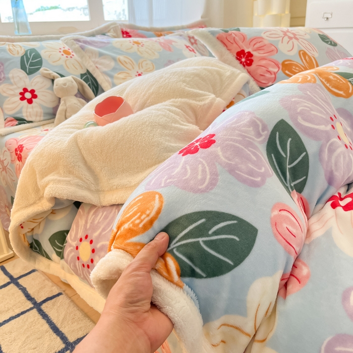 91家纺网 家纺一手货源 找家纺 娜朵家纺 2025新款加厚包边羊羔绒印花四件套 花漾