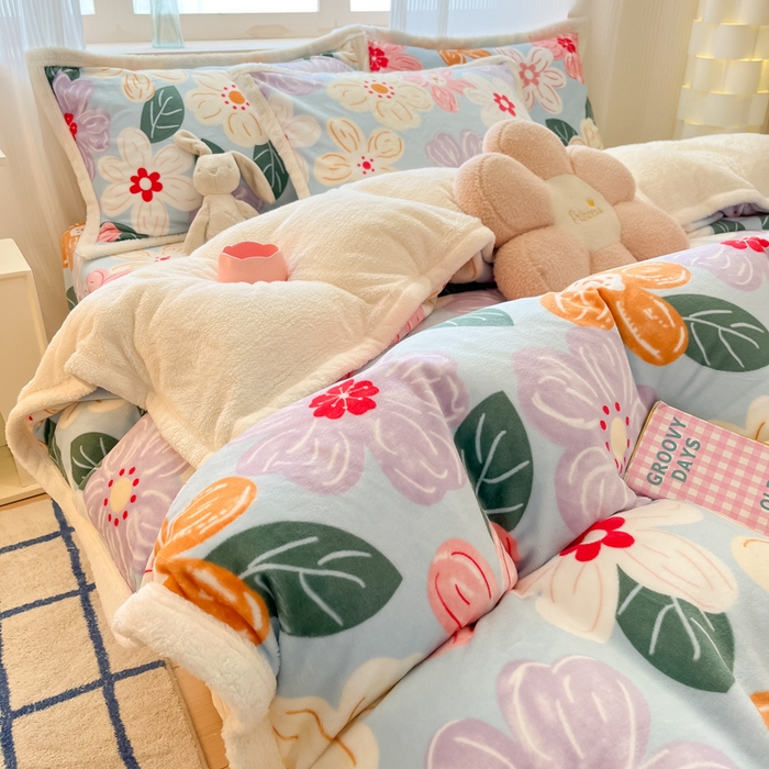 91家纺网 家纺一手货源 找家纺 娜朵家纺 2025新款加厚包边羊羔绒印花四件套 花漾