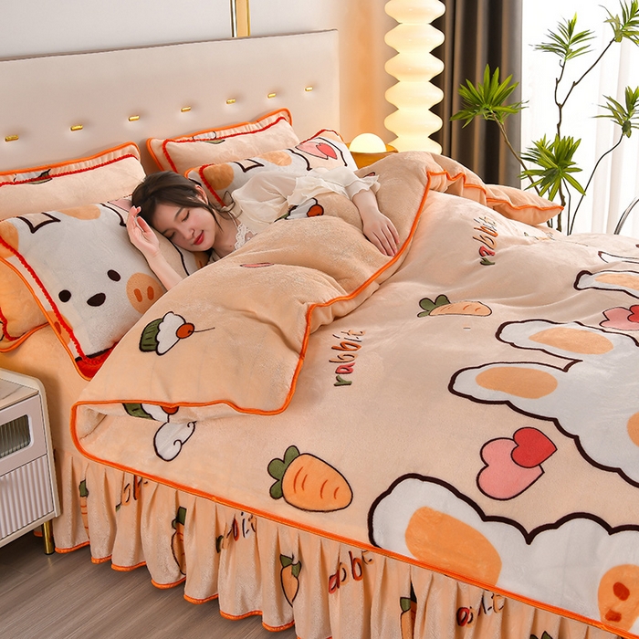 91家纺网 家纺一手货源 找家纺 绒品壹家  2025新款电商直播爆款高克重5斤牛奶绒金貂绒印花床裙款三件套四件套 钱兔似锦